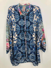 Load image into Gallery viewer, Johnny Was Size XL royal/white Print Blouse