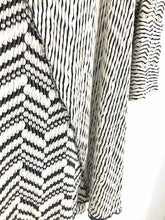 Load image into Gallery viewer, Ali Miles Size 3X White/Black lines Tunic