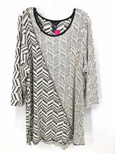 Load image into Gallery viewer, Ali Miles Size 3X White/Black lines Tunic