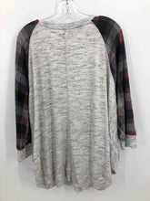 Load image into Gallery viewer, Maurices Size 1X Gray Plaid Tunic