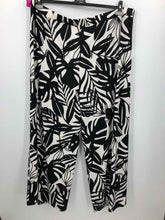Load image into Gallery viewer, Girl with Curves Size 4X Black/white Print Pants