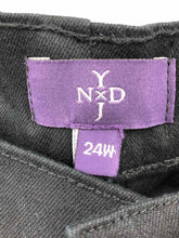 Load image into Gallery viewer, NYDJ Size 24 Black Capris