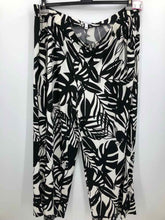 Load image into Gallery viewer, Girl with Curves Size 4X Black/white Print Pants